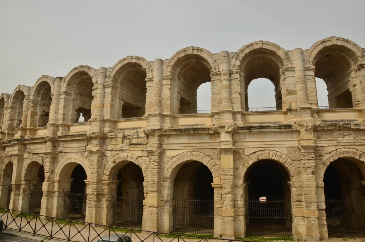 Aux Pieds Des Arenes Apartment Арл Екстериор снимка
